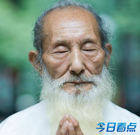 八旬老母急救车上呆整夜 儿子互不管被弃医院 