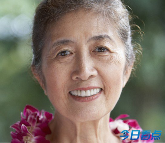 八旬老母急救车上呆整夜 儿子互不管被弃医院 