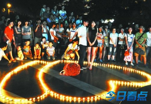 男子光棍节白金项链表白 对方压力过大当场拒绝