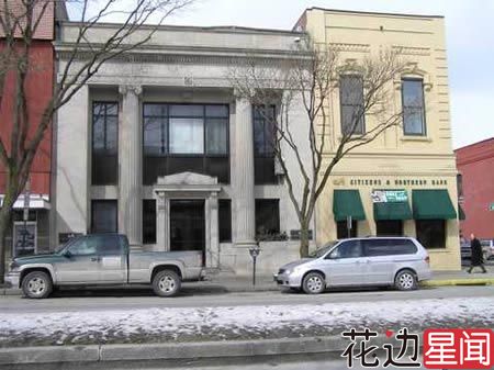 盘点十大搞笑劫匪：试图抢劫遇银行关门