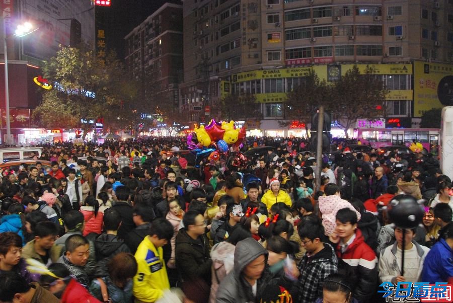 洋节大热人满为患 国人的疯狂圣诞夜