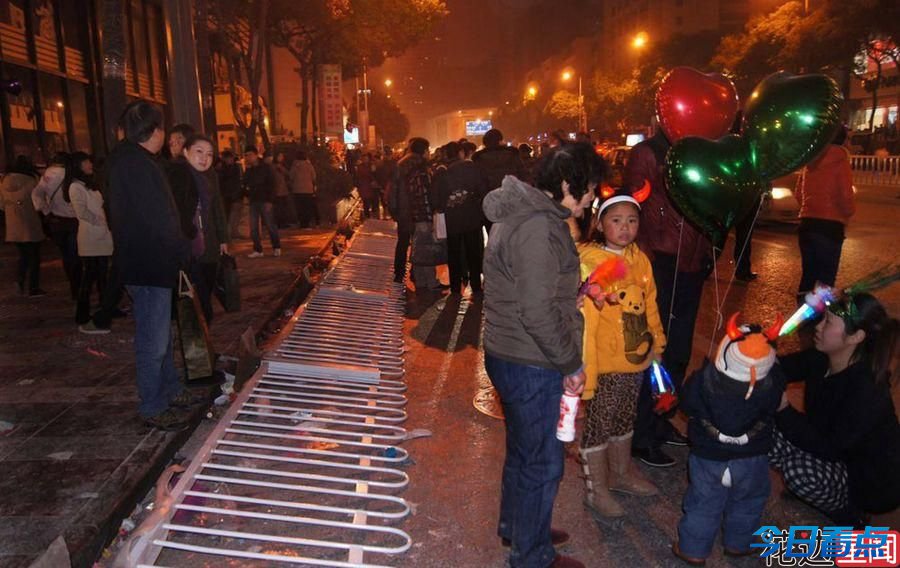 洋节大热人满为患 国人的疯狂圣诞夜