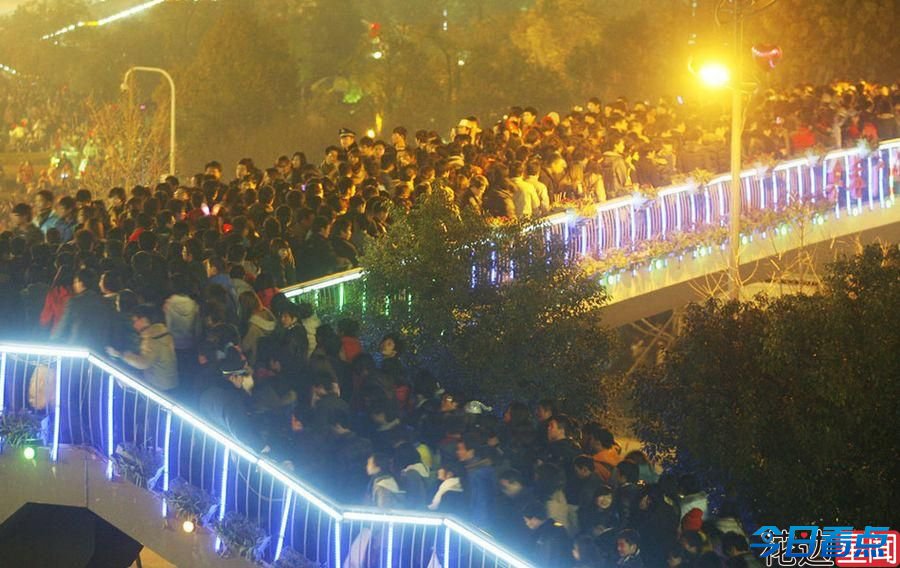 洋节大热人满为患 国人的疯狂圣诞夜