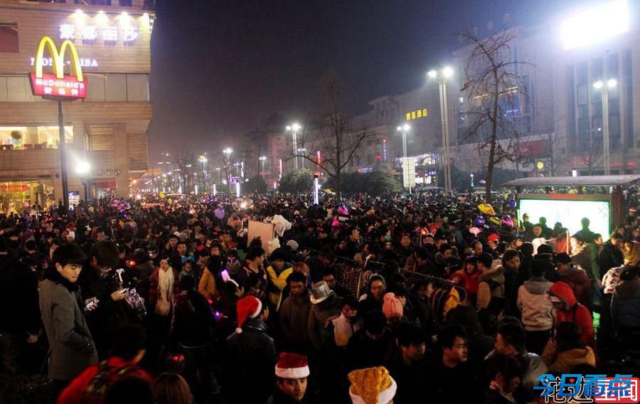 洋节大热人满为患 国人的疯狂圣诞夜