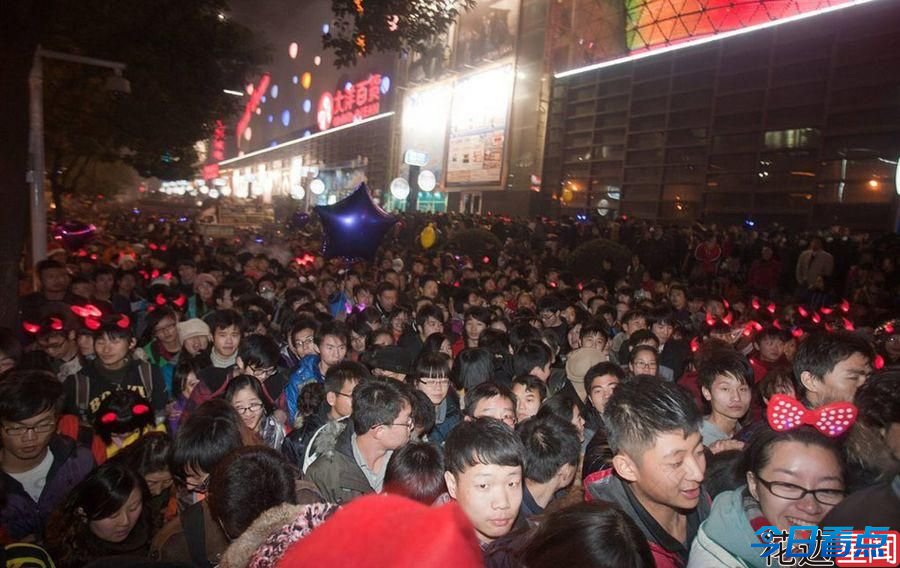 洋节大热人满为患 国人的疯狂圣诞夜