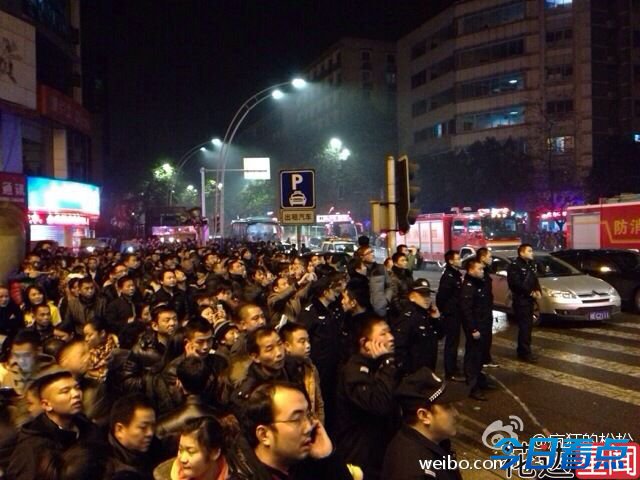 泸州商场连环爆炸4死多伤 疑天然气泄漏 