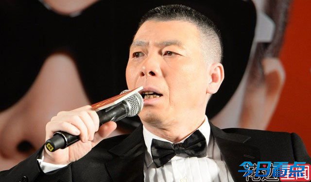 如何搞死影评人 德国烂片王导演约架打昏对方
