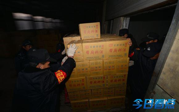 黑工厂锈罐里做料酒 商家劝“自家吃别买”