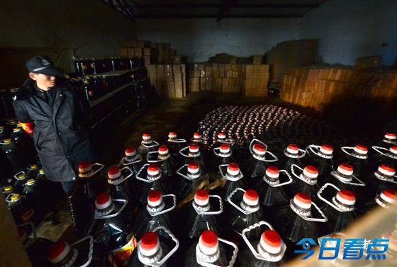 黑工厂锈罐里做料酒 商家劝“自家吃别买”
