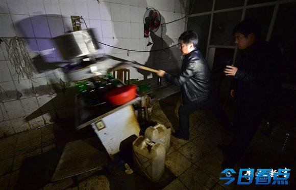 黑工厂锈罐里做料酒 商家劝“自家吃别买”