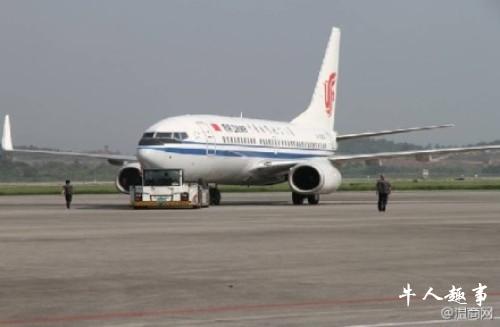 航班延误90余乘客霸机 带头煽动者不听劝告被带离