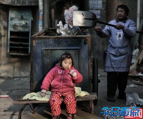 爷爷的垃圾车成了她的婴儿车 2岁女孩的童年