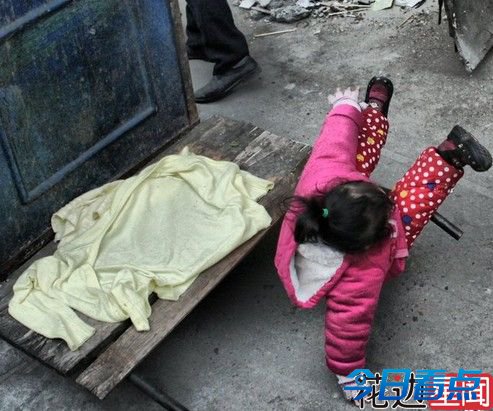 爷爷的垃圾车成了她的婴儿车 2岁女孩的童年