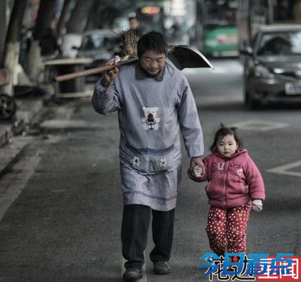 爷爷的垃圾车成了她的婴儿车 2岁女孩的童年