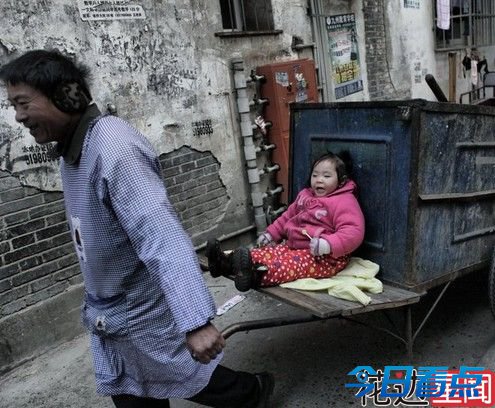 爷爷的垃圾车成了她的婴儿车 2岁女孩的童年