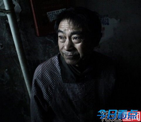 爷爷的垃圾车成了她的婴儿车 2岁女孩的童年