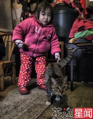 爷爷的垃圾车成了她的婴儿车 2岁女孩的童年