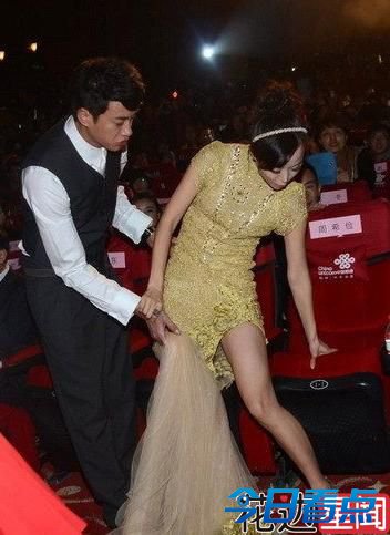 女星贴心帮陆毅擦脸 狂舔手指不慎走光