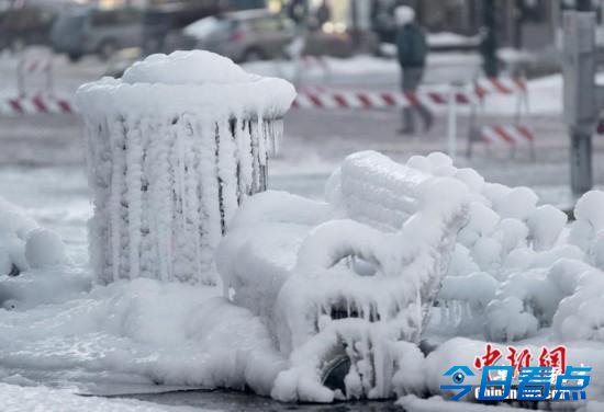 美国遭暴风雪袭击两千航班取消 楼房成“冰屋”