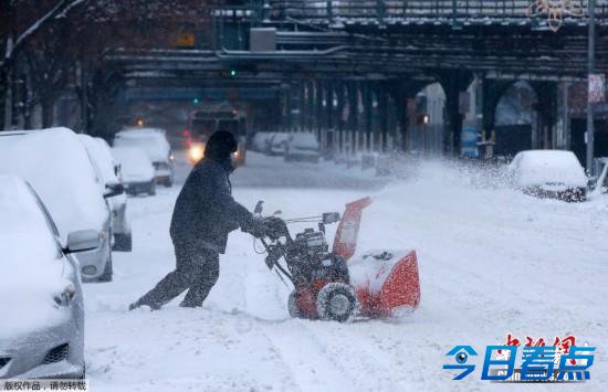 美国遭暴风雪袭击两千航班取消 楼房成“冰屋”