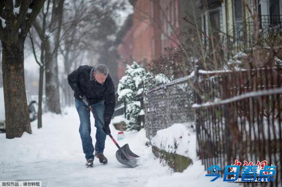 美国遭暴风雪袭击两千航班取消 楼房成“冰屋”
