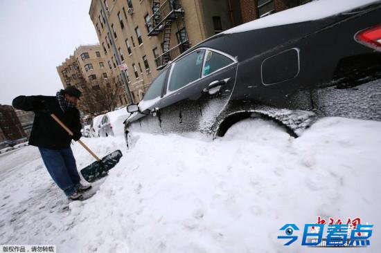 美国遭暴风雪袭击两千航班取消 楼房成“冰屋”