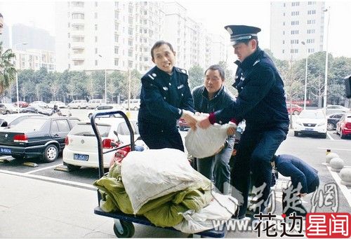 男子讨薪获18万枚一角硬币 银行派10人清点2天