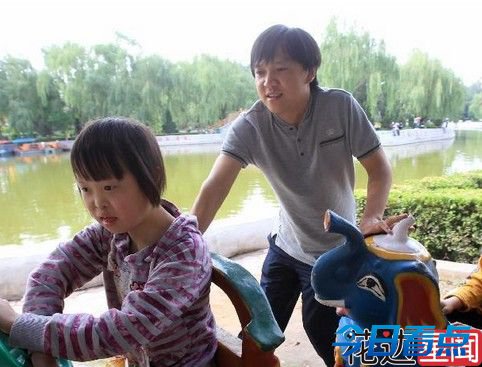 六旬老人照顾残障儿30年 月薪210元养活一家人