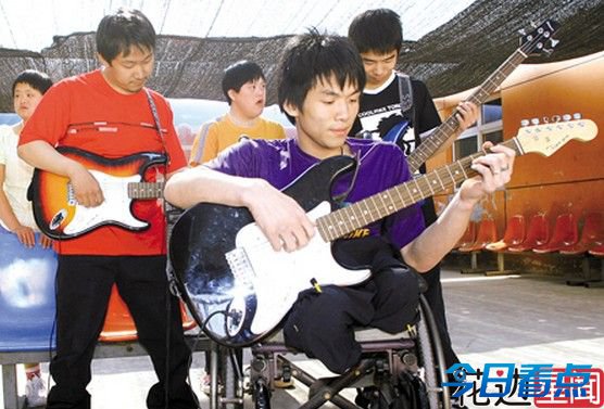 六旬老人照顾残障儿30年 月薪210元养活一家人