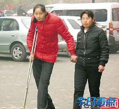 19岁“女巨人”身高1.94米 男友受不了分手