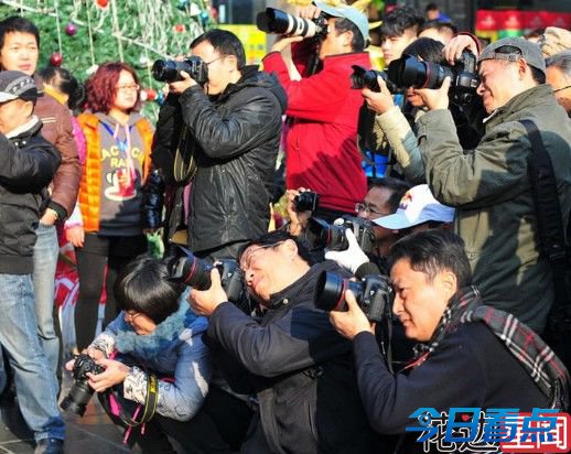 成都美女着比基尼搔首弄姿 引大量群众围观