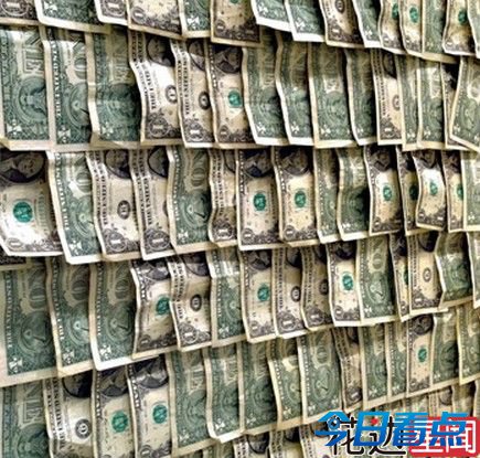 四川一村子现场分红千万现金 村民称数钱数到手软 