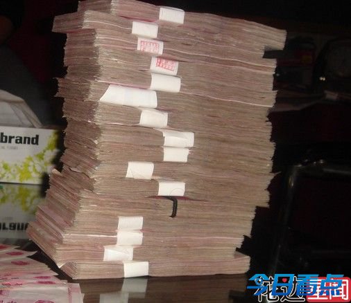 四川一村子现场分红千万现金 村民称数钱数到手软 