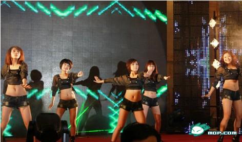 中国式年会：恶搞无下限 男女傻傻分不清