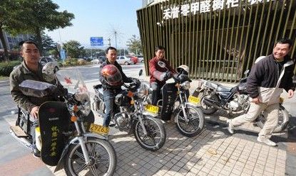 骑摩托返乡免费加油被批不安全 网友：那样回家比抢票还悲惨