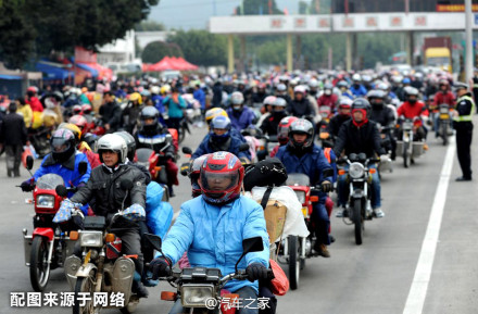 《最炫护路风》宣传铁路知识 骑摩托返乡可免费加油
