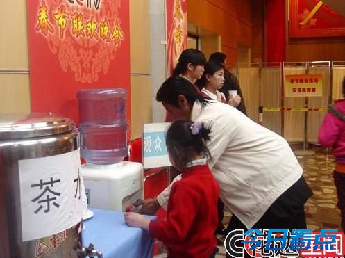 你不知道的春晚：后台分三六九等 观众非富即贵