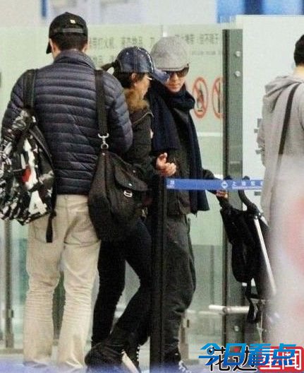 林志颖一家疲惫离沪 Kimi婴儿车内熟睡