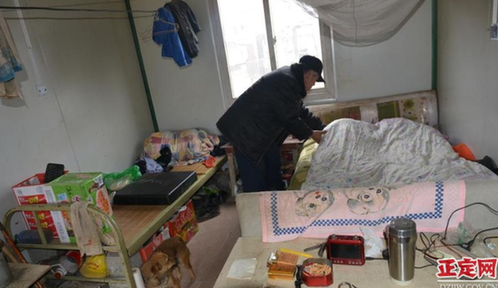 工人劳苦值得关注 成都工人柜族生活令人心酸流泪