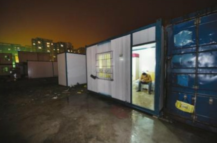 工人劳苦值得关注 成都工人柜族生活令人心酸流泪