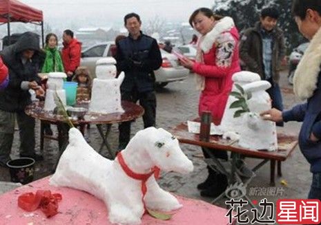 成都村民在景区卖雪人 半天赚上千元