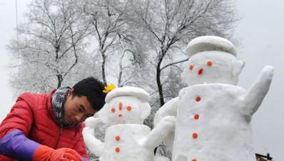 成都村民在景区卖雪人 半天赚上千元