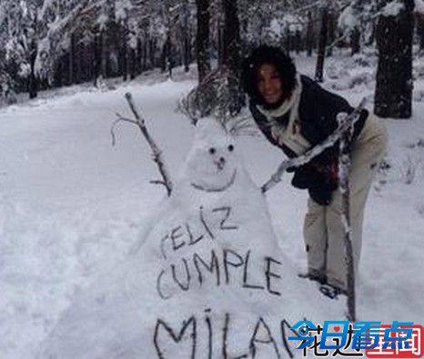 成都村民在景区卖雪人 半天赚上千元