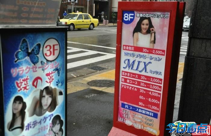 日本街头香艳小广告惊现中国女星 杨幂景甜躺枪