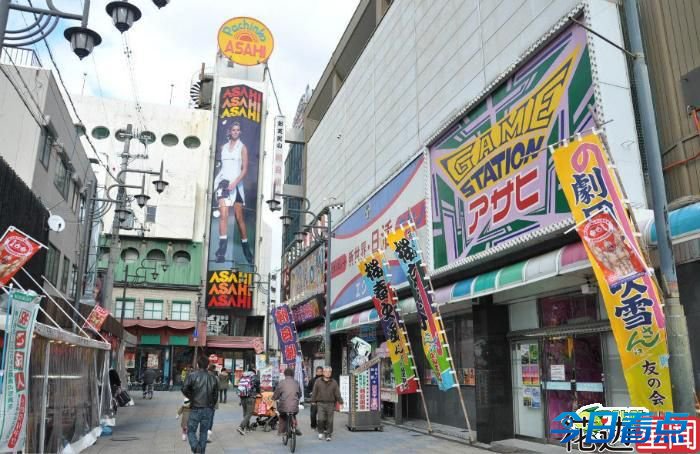 日本街头香艳小广告惊现中国女星 杨幂景甜躺枪