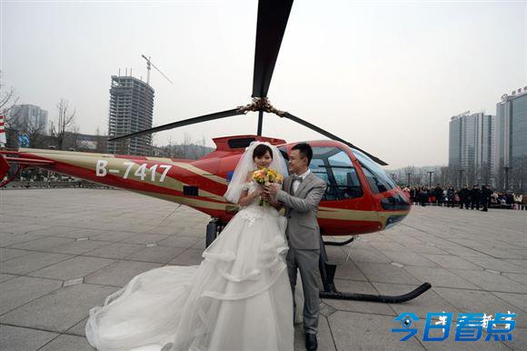 重庆小伙乘直升机求婚