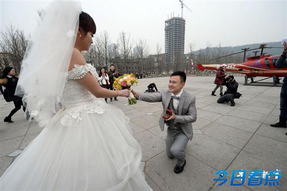 重庆小伙乘直升机求婚