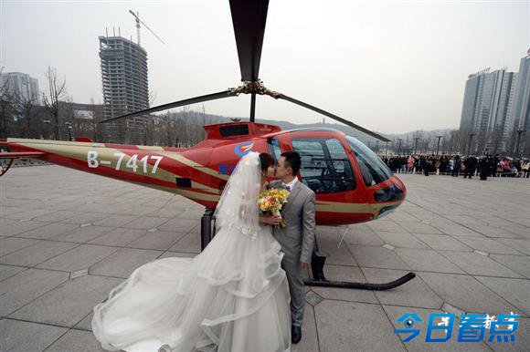 重庆小伙乘直升机求婚