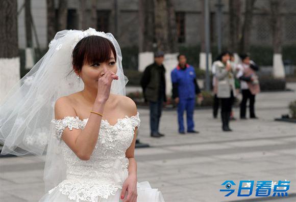 重庆小伙乘直升机求婚