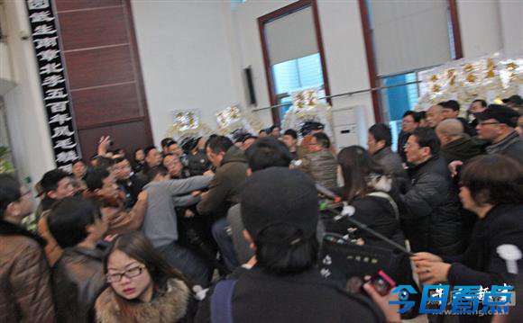 六小龄童朋友在六龄童追悼会上起争执